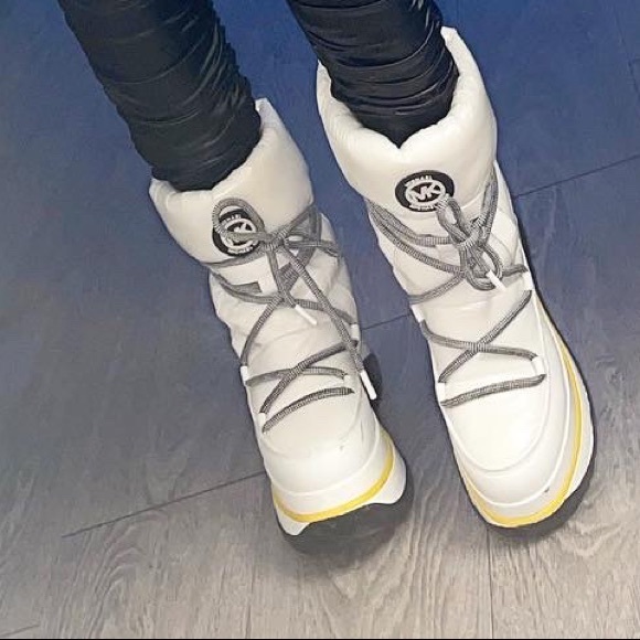 Black, white and yellow Michael Kor Snow boots - Picture 3 of 5